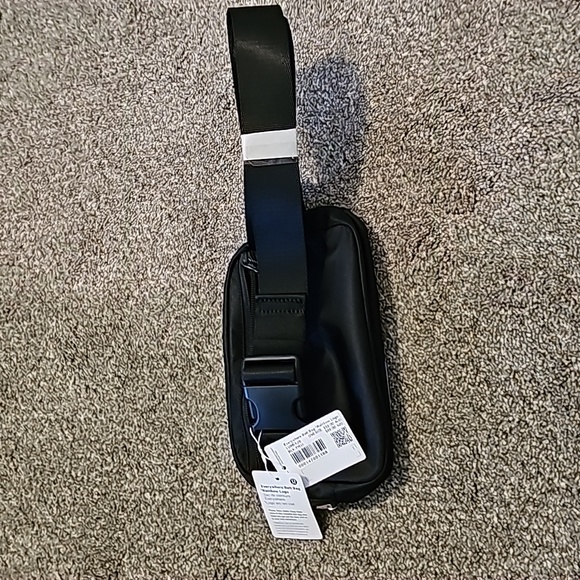 Lululemon Everywhere Belt Bag Rainbow Logo O/S Black NEW - Picture 9 of 10